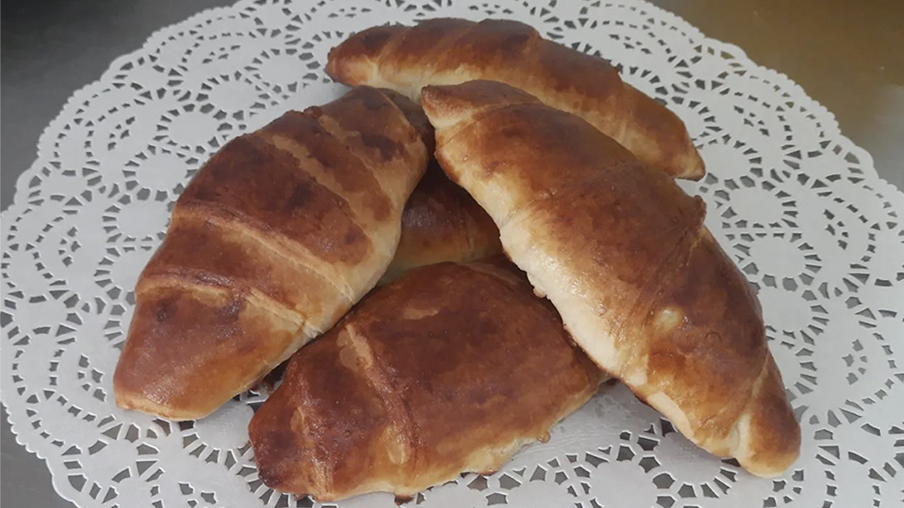 Круассан с вишней